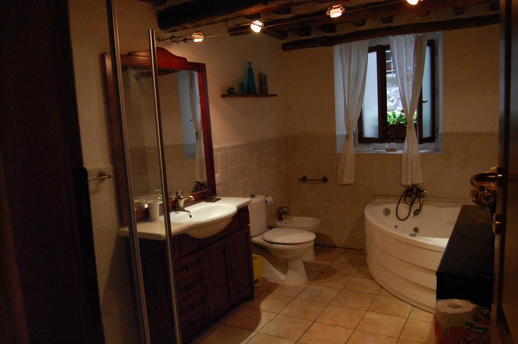 Villa Casa Webb Bagni di Lucca Camera foto